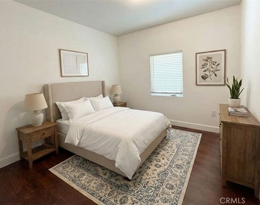 1861 S Longwood Avenue - Photo Thumbnail 3
