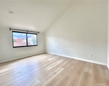 598 W Huntington Drive - Photo Thumbnail 13