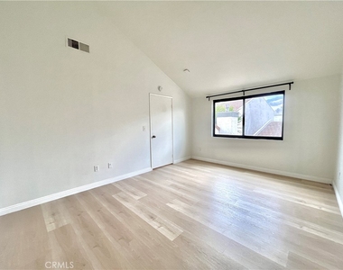 598 W Huntington Drive - Photo Thumbnail 11