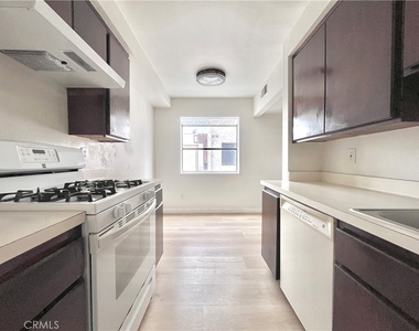 598 W Huntington Drive - Photo Thumbnail 8