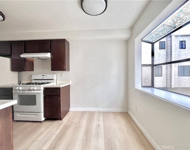 598 W Huntington Drive - Photo Thumbnail 7