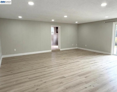 41348 Whitecrest Ct - Photo Thumbnail 4