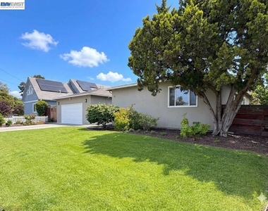 41348 Whitecrest Ct - Photo Thumbnail 2