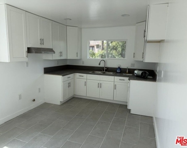 1499 W 35th Place - Photo Thumbnail 3