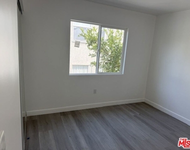 1499 W 35th Place - Photo Thumbnail 6