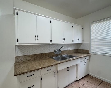 850 S St Andrews Place - Photo Thumbnail 2