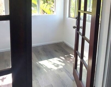 1053 S Stanley Avenue - Photo Thumbnail 4