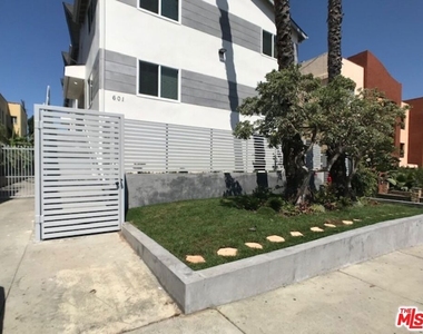 601 N Normandie Avenue - Photo Thumbnail 12