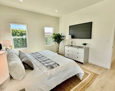 900 N Alfred Street - Photo Thumbnail 16