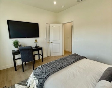 900 N Alfred Street - Photo Thumbnail 19