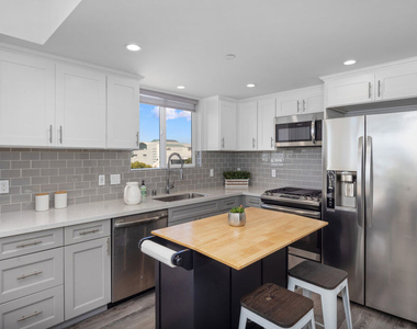 1055 S Serrano Avenue - Photo Thumbnail 4