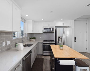 1055 S Serrano Avenue - Photo Thumbnail 5