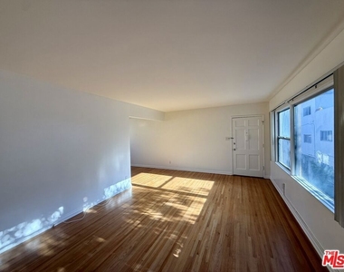 14944 Dickens Street - Photo Thumbnail 4