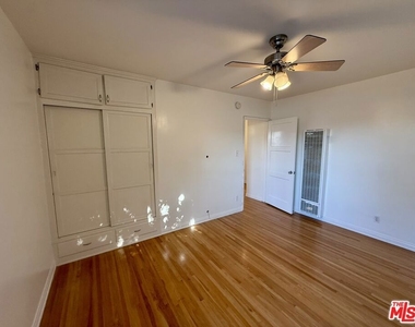 14944 Dickens Street - Photo Thumbnail 11