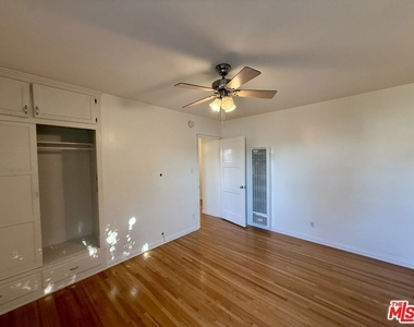 14944 Dickens Street - Photo Thumbnail 12
