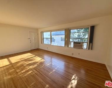 14944 Dickens Street - Photo Thumbnail 5