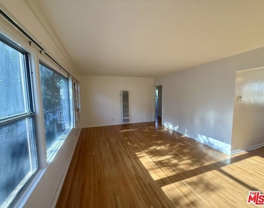 14944 Dickens Street - Photo Thumbnail 2