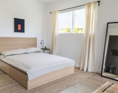 923 N Mariposa Avenue - Photo Thumbnail 9