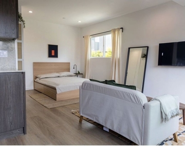 923 N Mariposa Avenue - Photo Thumbnail 7