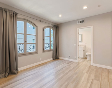 9249 Burton Way - Photo Thumbnail 2