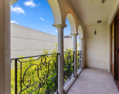 9249 Burton Way - Photo Thumbnail 15