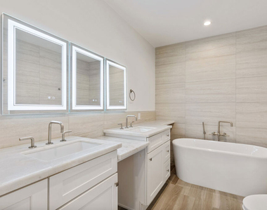 9249 Burton Way - Photo Thumbnail 11