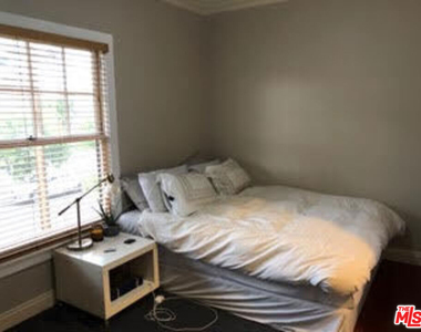2108 Oak Street - Photo Thumbnail 3