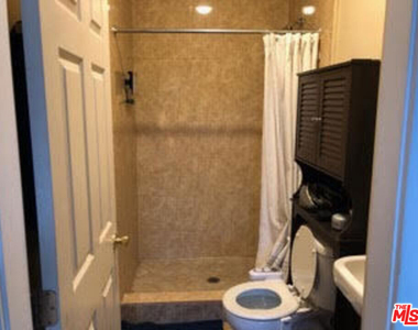 2108 Oak Street - Photo Thumbnail 4