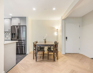 950 N Kings Road - Photo Thumbnail 5