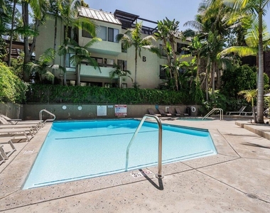 950 N Kings Road - Photo Thumbnail 14