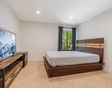 950 N Kings Road - Photo Thumbnail 12