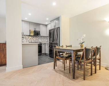 950 N Kings Road - Photo Thumbnail 4