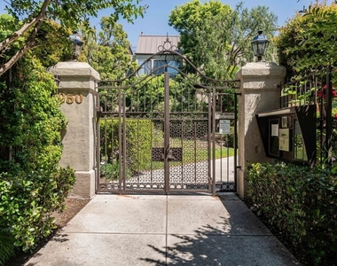950 N Kings Road - Photo Thumbnail 19