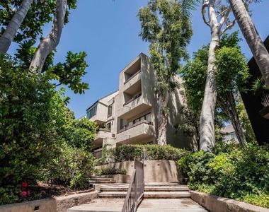 950 N Kings Road - Photo Thumbnail 17