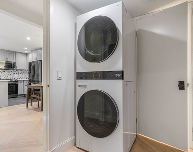 950 N Kings Road - Photo Thumbnail 9