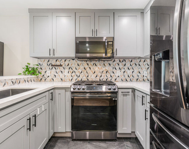 950 N Kings Road - Photo Thumbnail 8