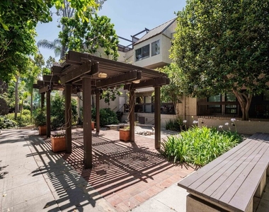950 N Kings Road - Photo Thumbnail 16