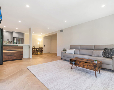 950 N Kings Road - Photo Thumbnail 3