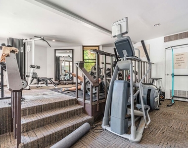 950 N Kings Road - Photo Thumbnail 13
