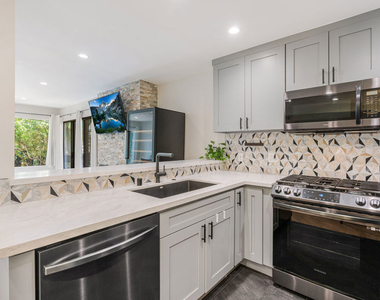 950 N Kings Road - Photo Thumbnail 7