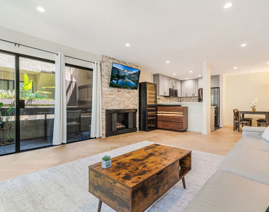 950 N Kings Road - Photo Thumbnail 2