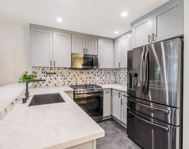 950 N Kings Road - Photo Thumbnail 6