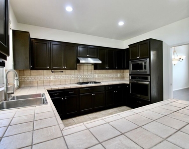 1124 Acapulco Avenue - Photo Thumbnail 12