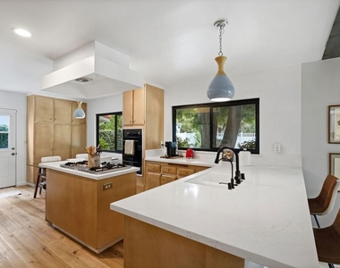 6558 Lasaine Avenue - Photo Thumbnail 15