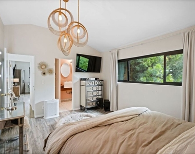 6558 Lasaine Avenue - Photo Thumbnail 32