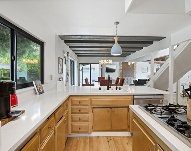 6558 Lasaine Avenue - Photo Thumbnail 17