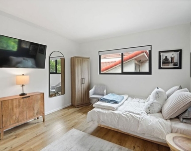 6558 Lasaine Avenue - Photo Thumbnail 9