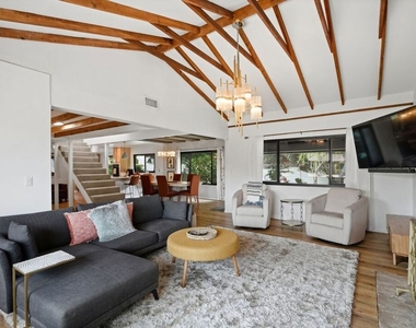 6558 Lasaine Avenue - Photo Thumbnail 3