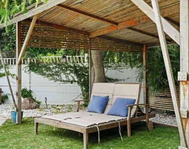 6558 Lasaine Avenue - Photo Thumbnail 36