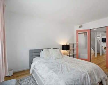 6558 Lasaine Avenue - Photo Thumbnail 24